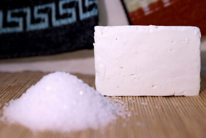 3 Τρόποι για να φτιάξω τυρί χωρίς νάτριο πρωτοσέλιδο - 3 Τρόποι για να φτιάξω τυρί χωρίς νάτριο