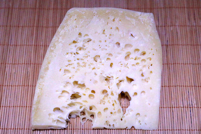 Οπές σε σκληρά τυριά! Είναι πάντα καλές? πρωτοσέλιδο - Οπές σε σκληρά τυριά! Είναι πάντα καλές?