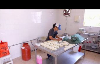 Φτιάχνουμε τυρί χαλούμι και τυρί αναρή – Δείτε πώς λειτουργεί μια πολύ μικρή οικοτεχνική επιχείρηση παραγωγής γαλακτοκομικών προϊόντων πρωτοσέλιδο - Φτιάχνουμε χαλούμι και αναρή – Δείτε πώς λειτουργεί μια πολύ μικρή οικοτεχνική επιχείρηση παραγωγής γαλακτοκομικών