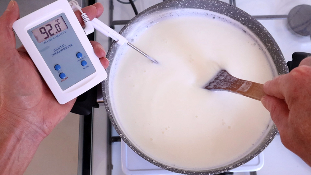 Φτιάχνω το προβιοτικό ζυμωμένο γάλα Yakult χρησιμοποιώντας ως Μαγιά μία μικρή ποσότητα από Yakult του εμπορίου