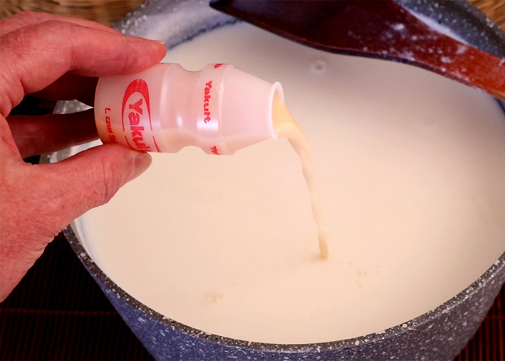 Φτιάχνω το προβιοτικό ζυμωμένο γάλα Yakult χρησιμοποιώντας ως Μαγιά μία μικρή ποσότητα από Yakult του εμπορίου