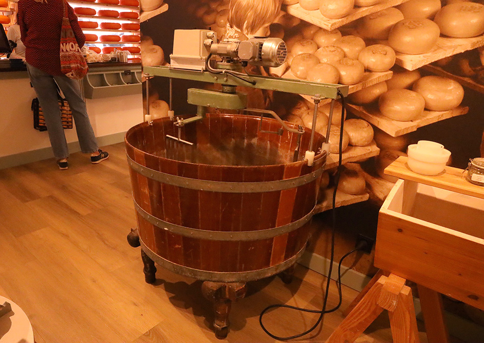 Φάρμα γαλακτοπαραγωγικών ζώων και λειτουργία οικοτεχνικής επιχείρησης παρασκευής γαλακτοκομικών προϊόντων – Το παράδειγμα της Ολλανδίας